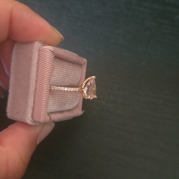 Morganite stone with diamond band - Picture 2 of 3